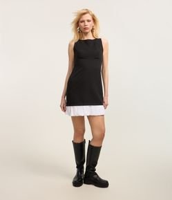 Vestido Reto com Decote Tomara que caia e Barra Plissada