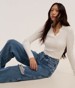 Calça Wide Leg Jeans com Puídos e Rasgo no Joelho