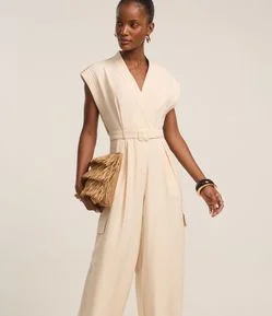 Macacão Wide Leg em Chalis com Transpasse e Bolso Cargo