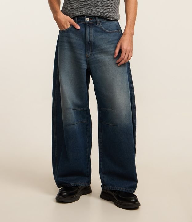 Calça Barrel em Jeans com Recortes e Pences