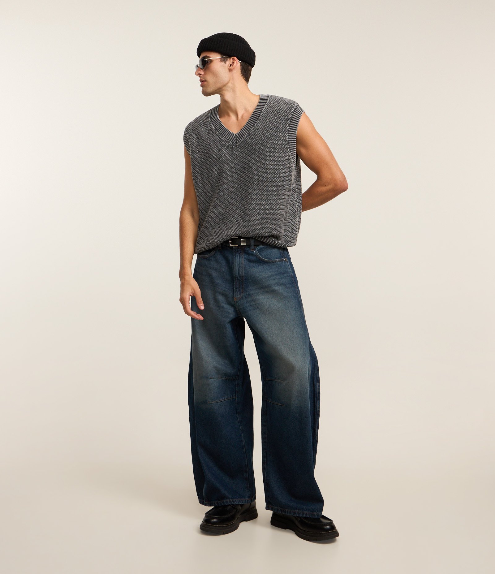 Calça Barrel em Jeans com Recortes e Pences Azul escuro 1