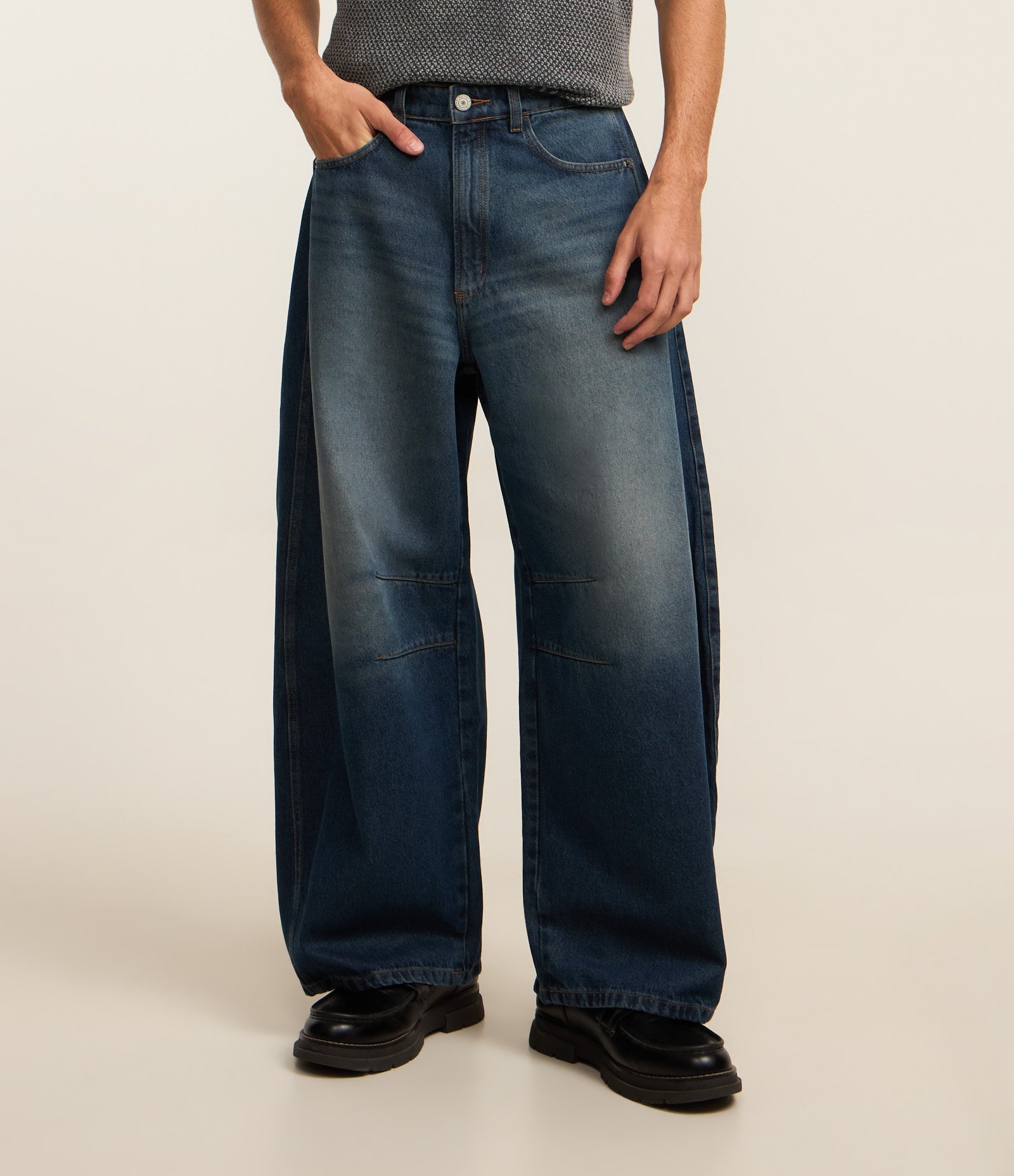Calça Barrel em Jeans com Recortes e Pences Azul escuro 2