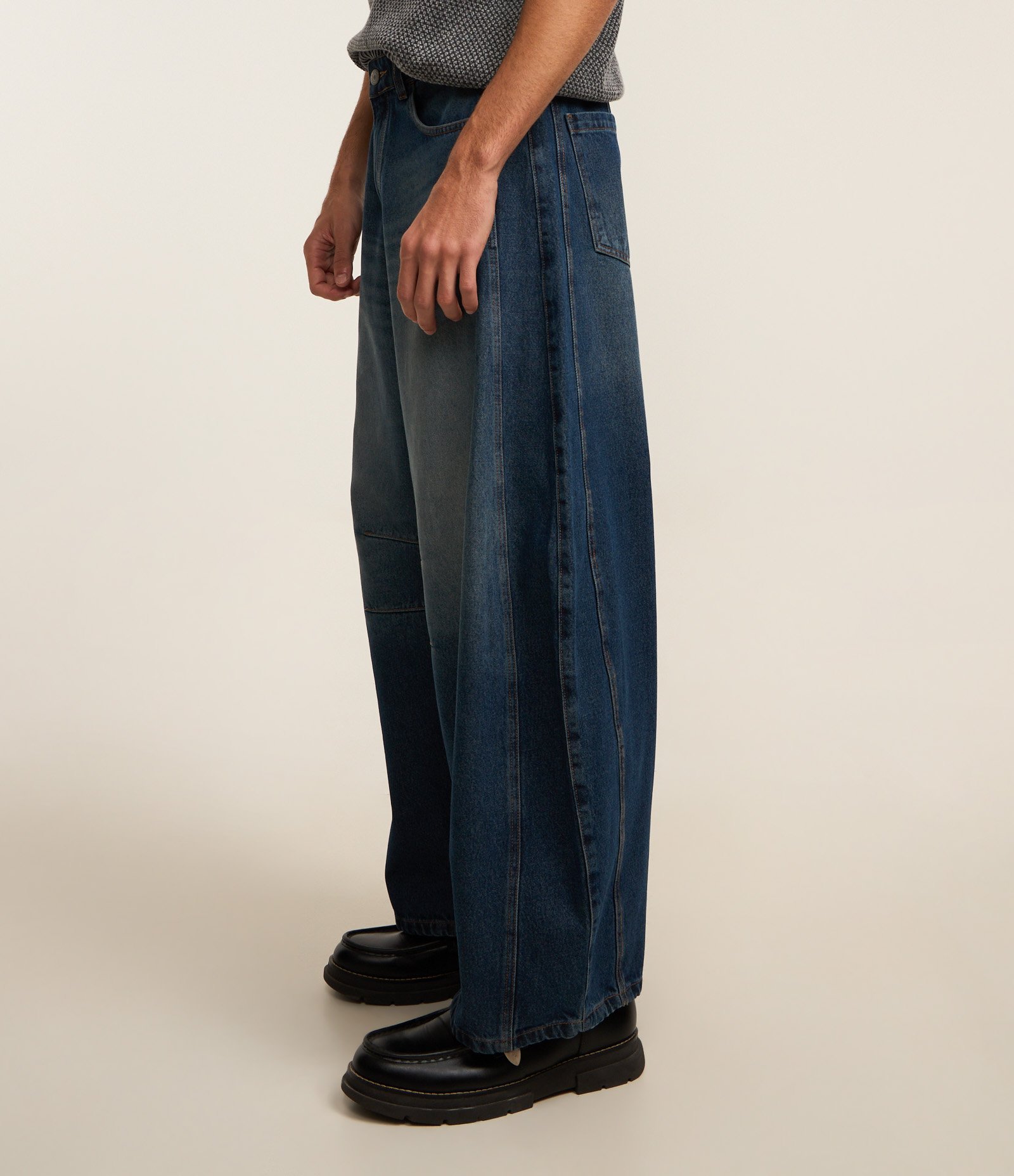 Calça Barrel em Jeans com Recortes e Pences Azul escuro 3