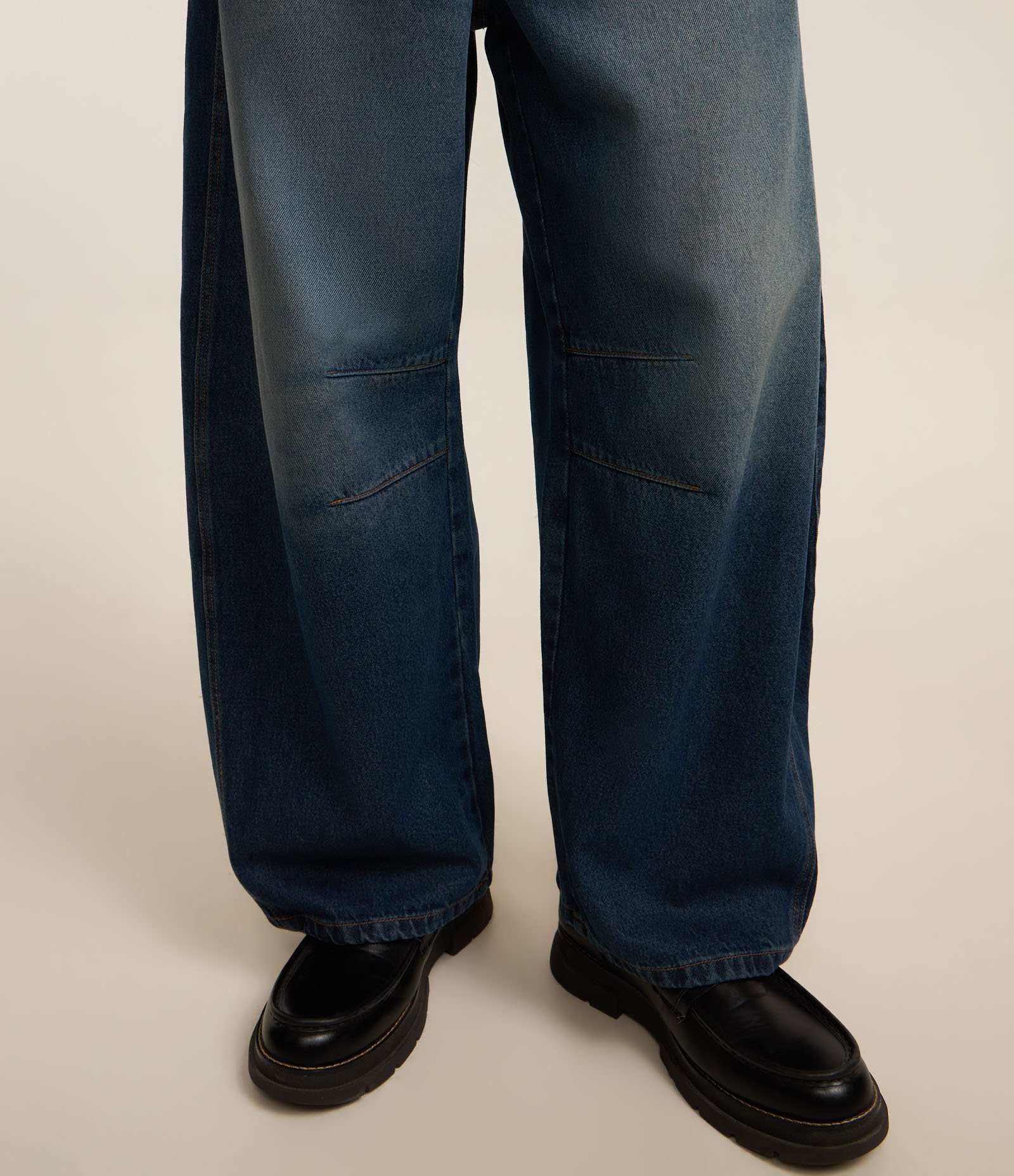 Calça Barrel em Jeans com Recortes e Pences Azul escuro 5