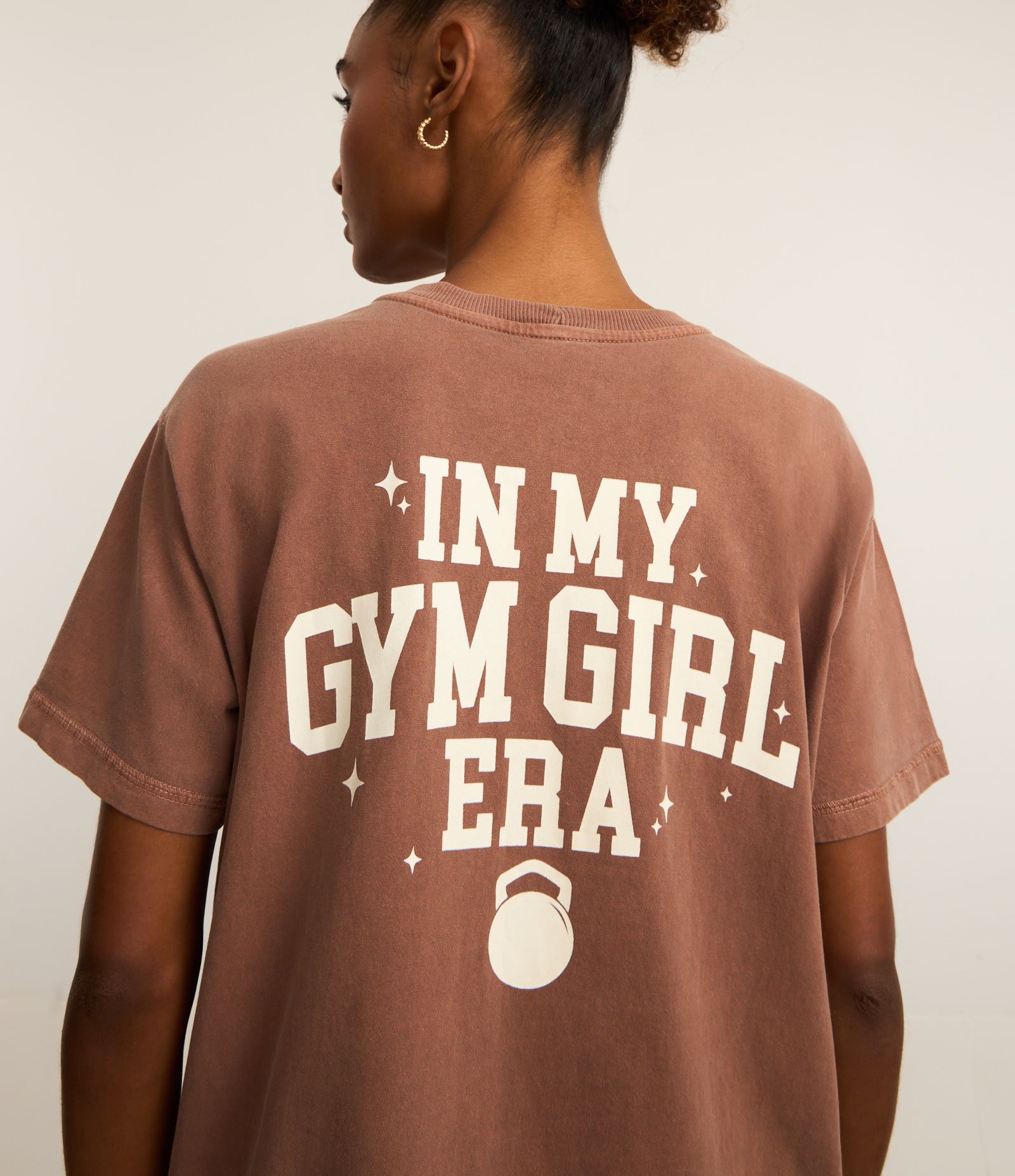 Camiseta Oversized Esportiva em Algodão Estonado com Estampa Gym Girl Marrom 1