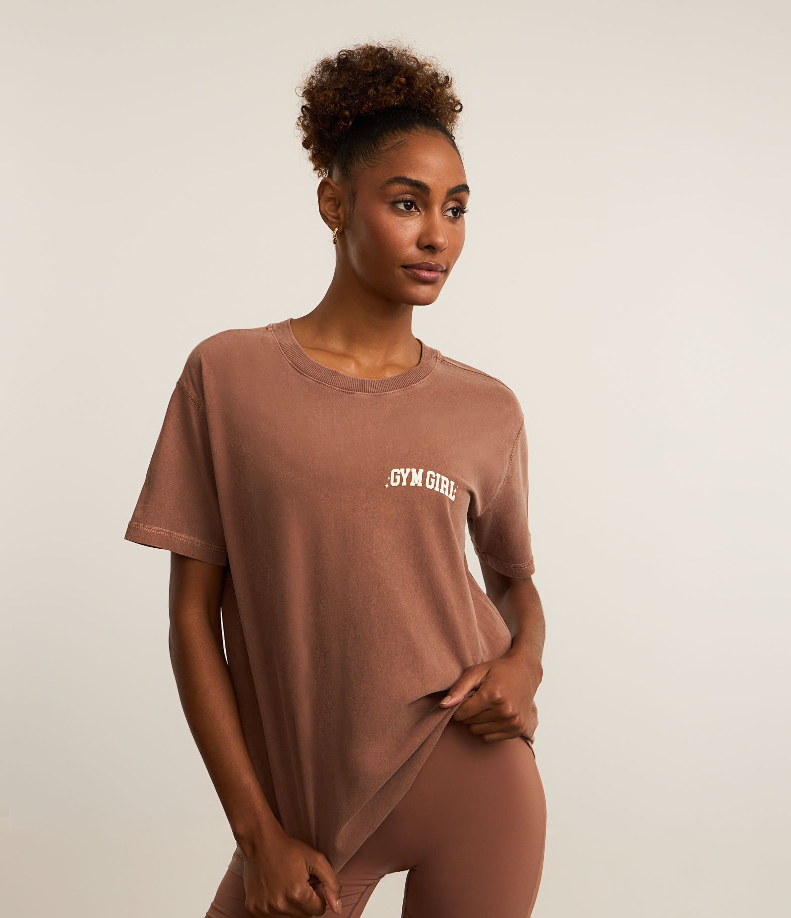 Camiseta Oversized Esportiva em Algodão Estonado com Estampa Gym Girl Marrom 2