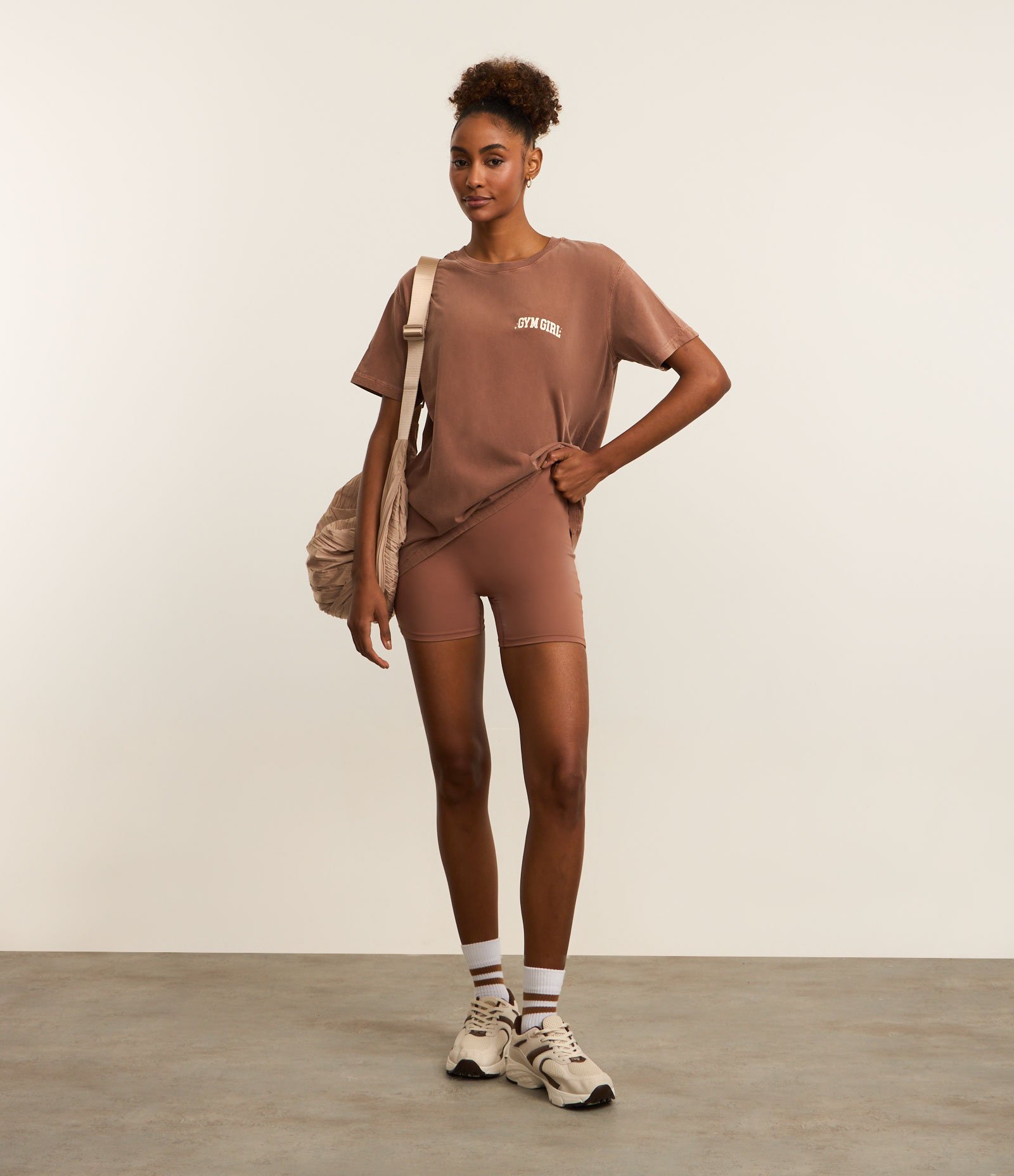 Camiseta Oversized Esportiva em Algodão Estonado com Estampa Gym Girl Marrom 3