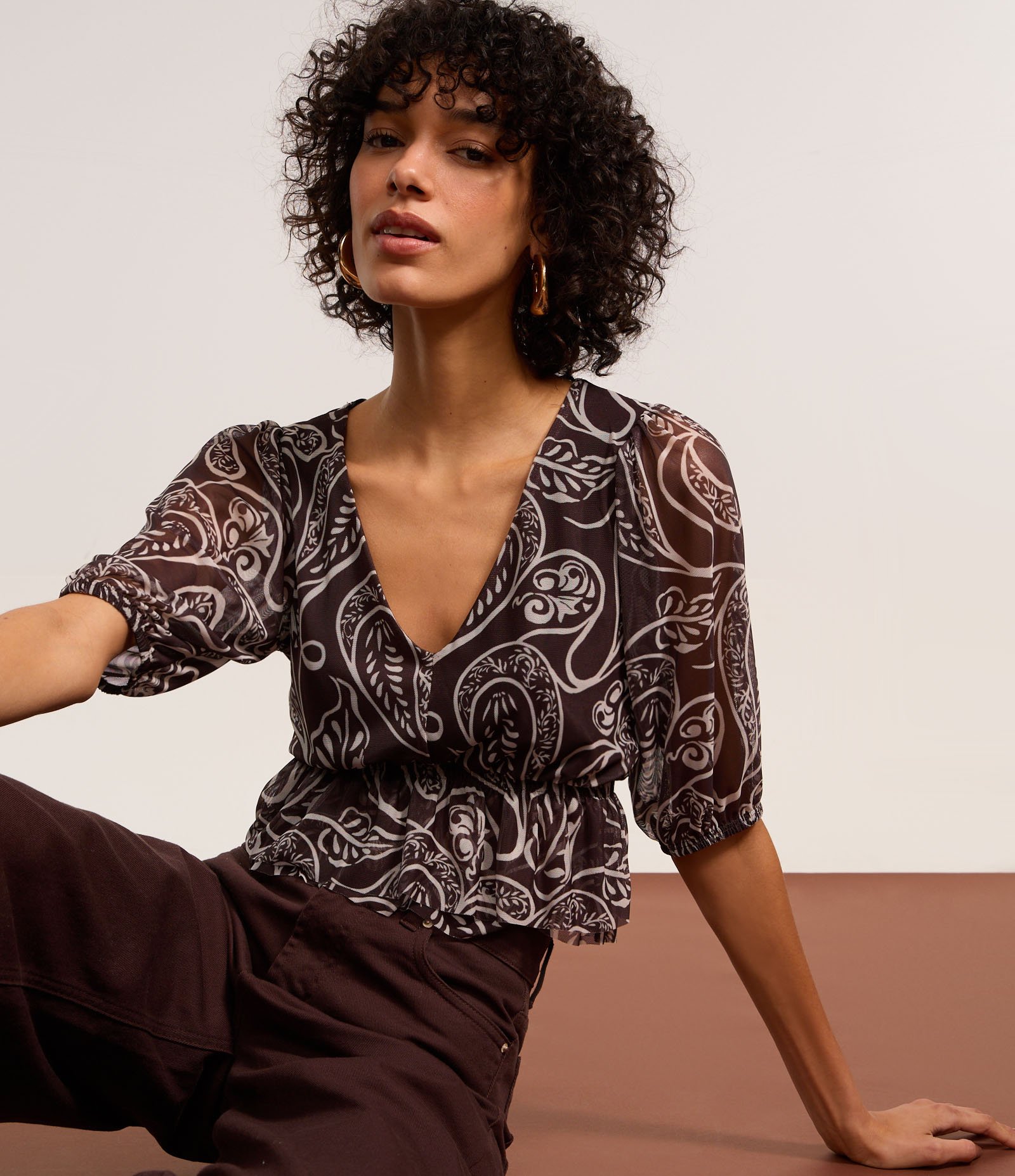 Blusa em Tule Texturizado com Estampa Floral Marrom 3