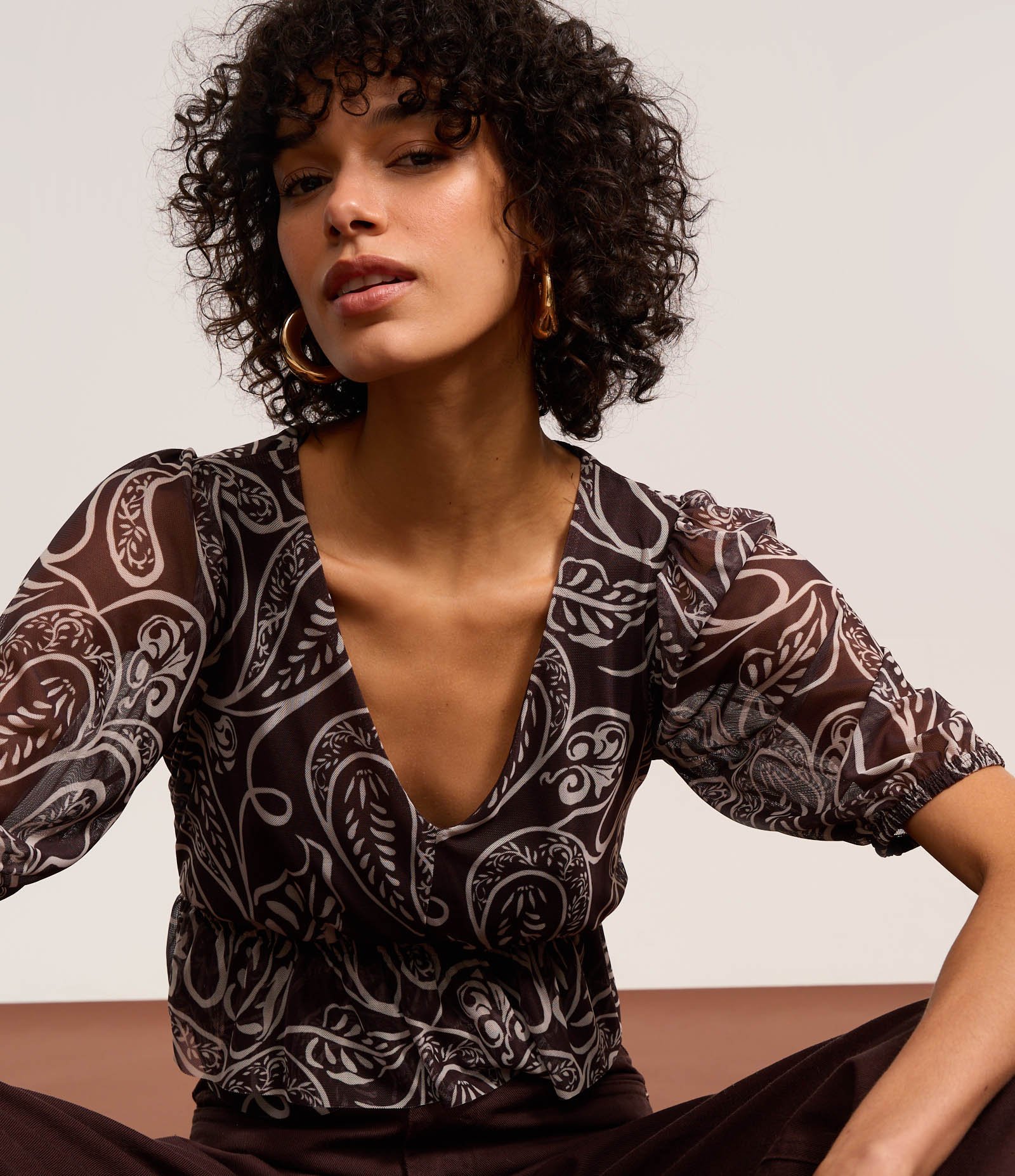 Blusa em Tule Texturizado com Estampa Floral Marrom 5