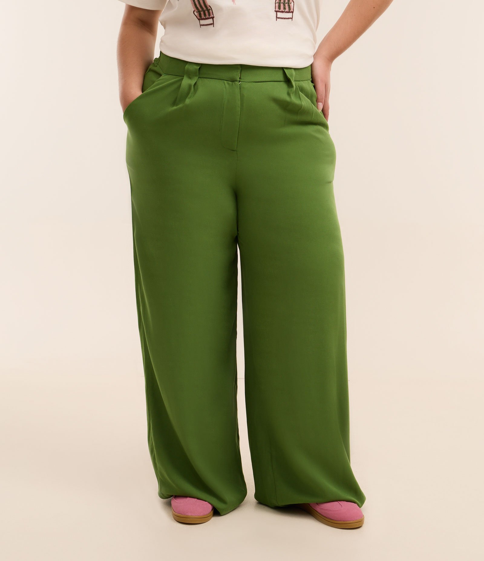 Calça Pantalona em Viscose com Pregas Curve & Plus Size Verde 2