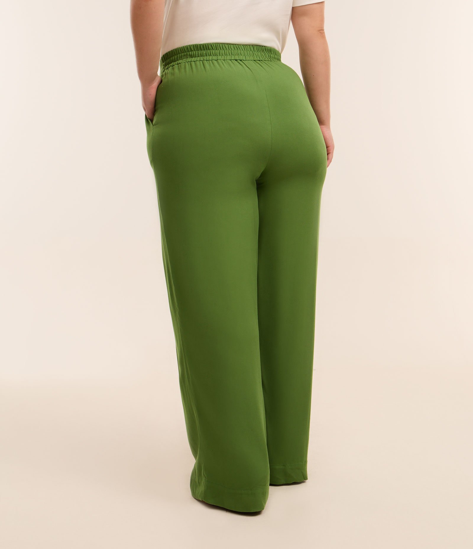 Calça Pantalona em Viscose com Pregas Curve & Plus Size Verde 3