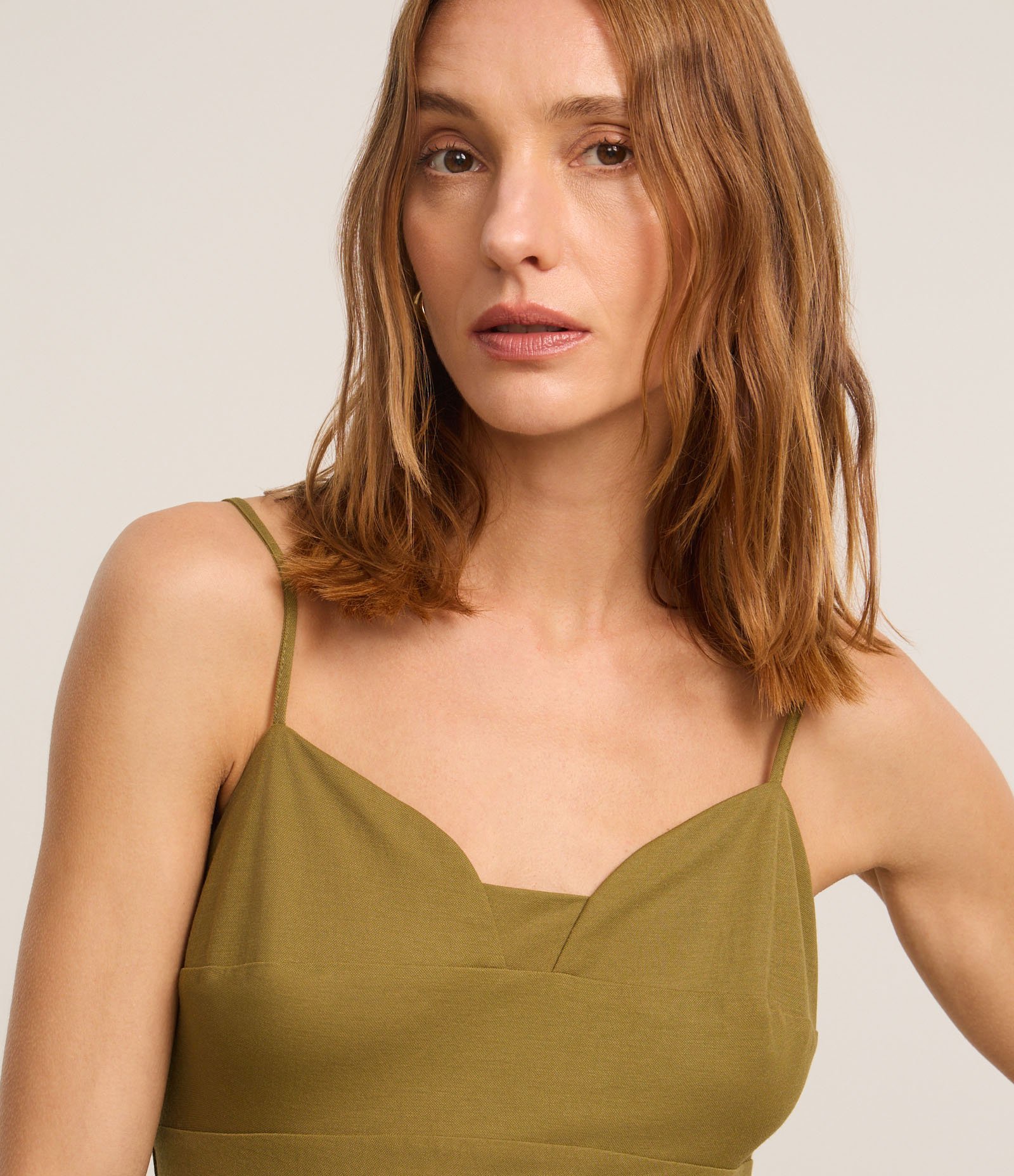 Macacão de Alça em Piquet com Recortes e Pregas Mostarda 3