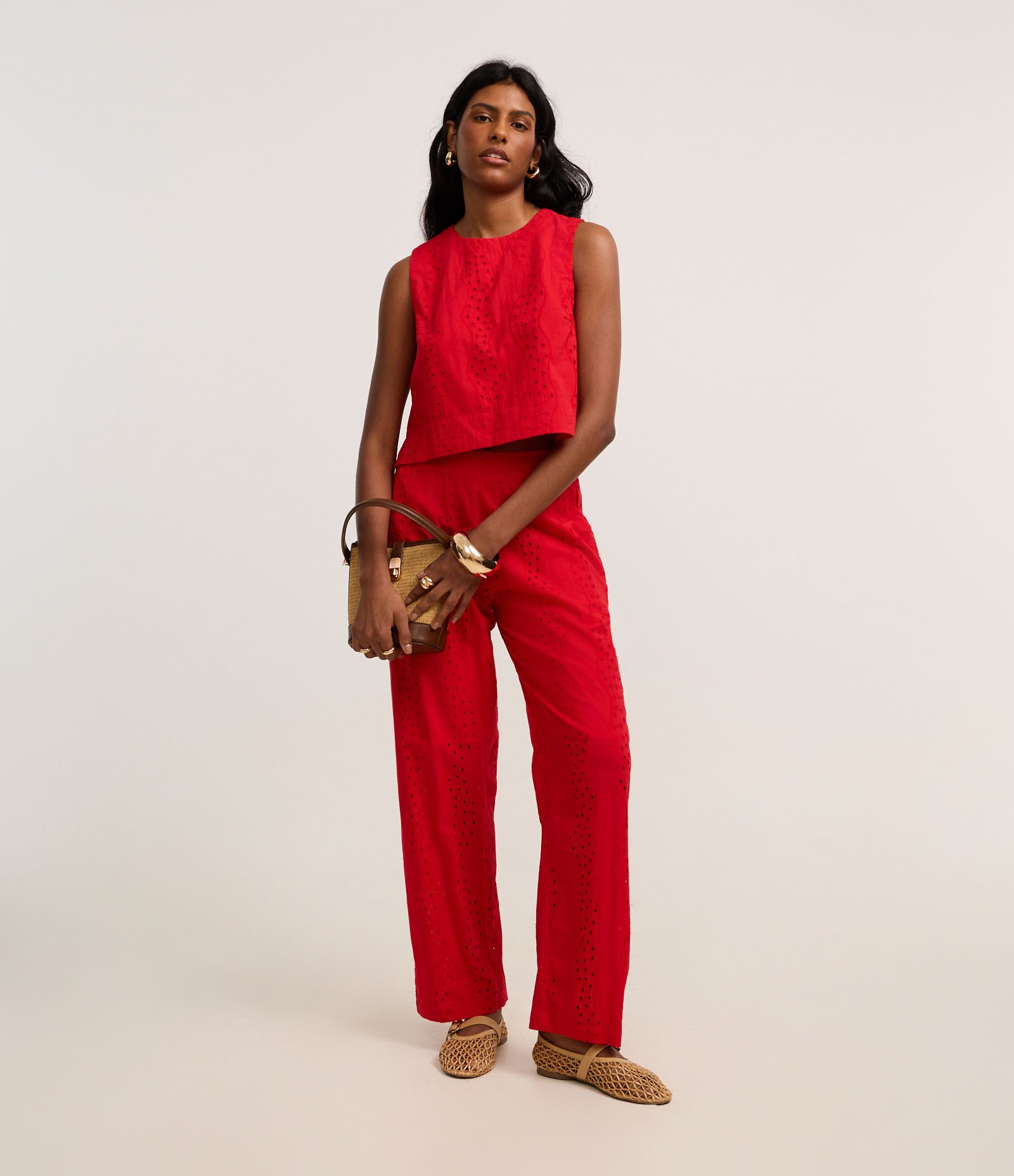 Blusa em Laise com Gola Redonda e Bordado Vazado Vermelho 2