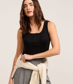 Blusa Regata em Ribana com Meia Vista de Botões