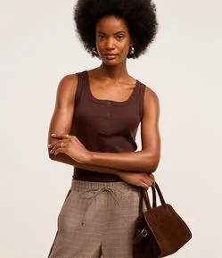 Blusa Regata em Ribana com Meia Vista de Botões