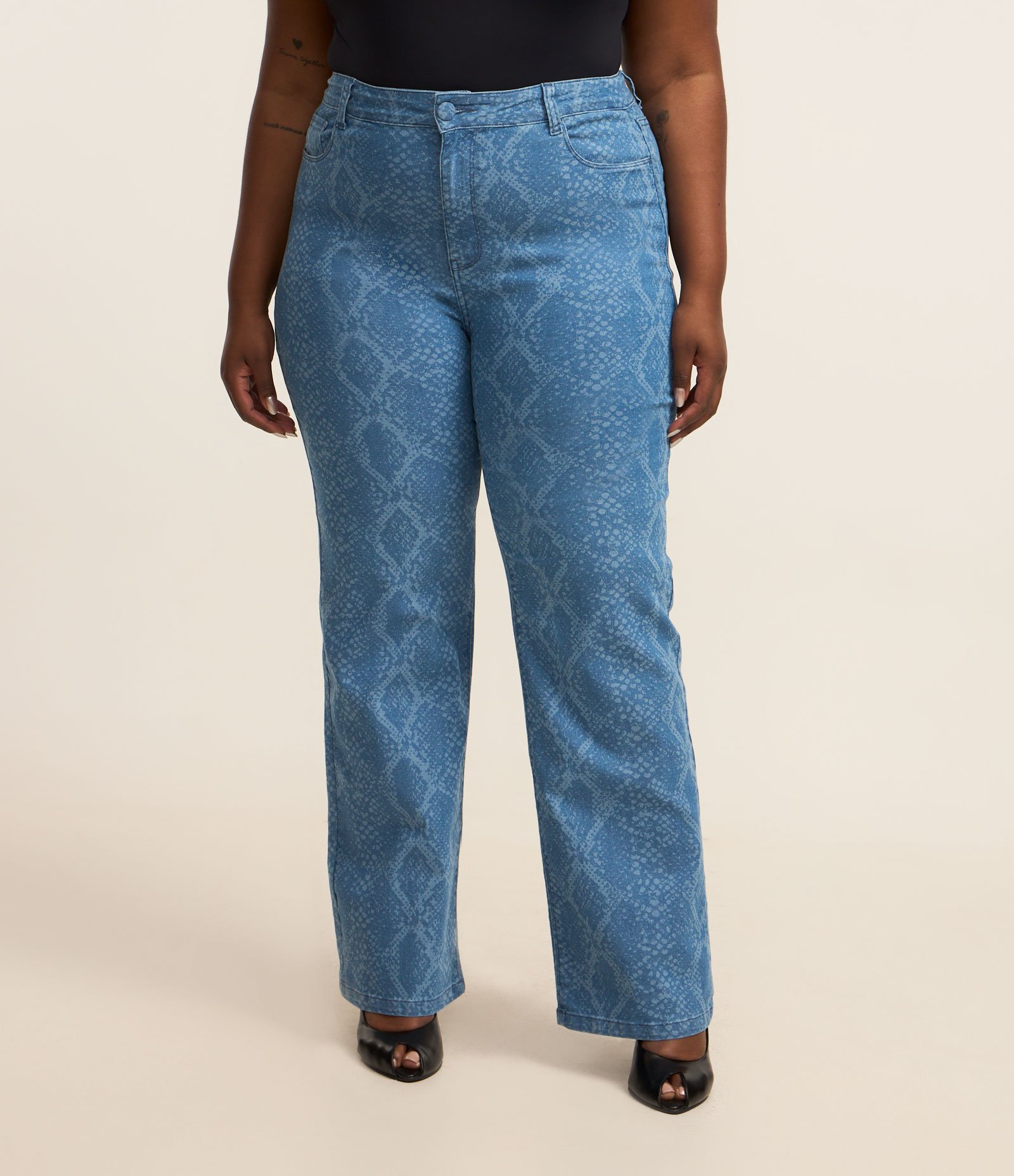 Calça Reta em Jeans com Estampa de Cobra Curve & Plus Size Azul 2