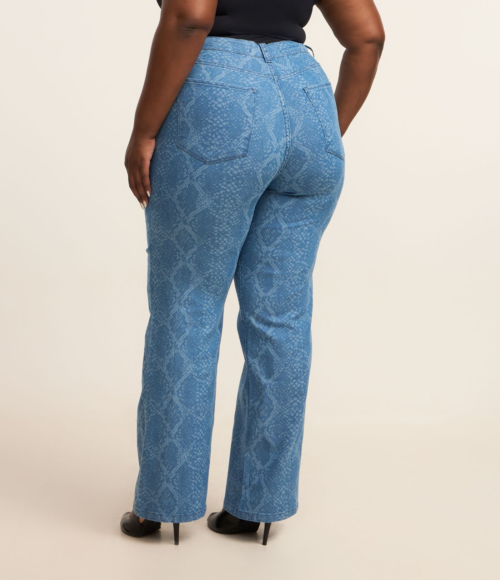 Calça Reta em Jeans com Estampa de Cobra Curve & Plus Size Azul 5