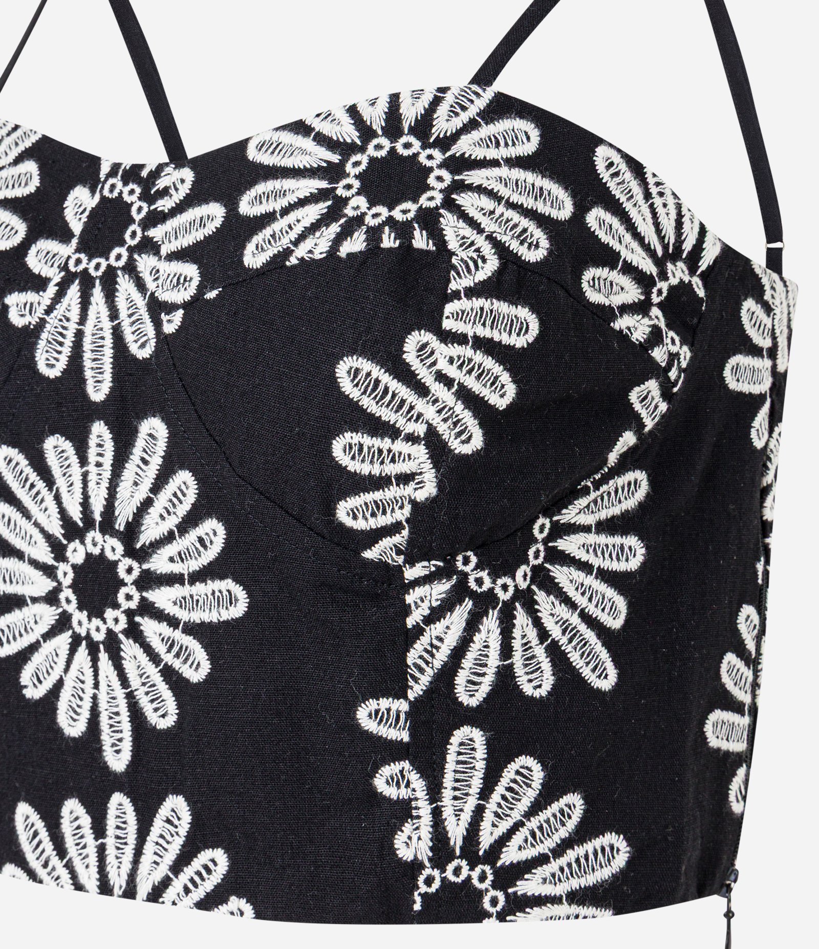 Blusa em Laise com Bordado Floral Preto 6