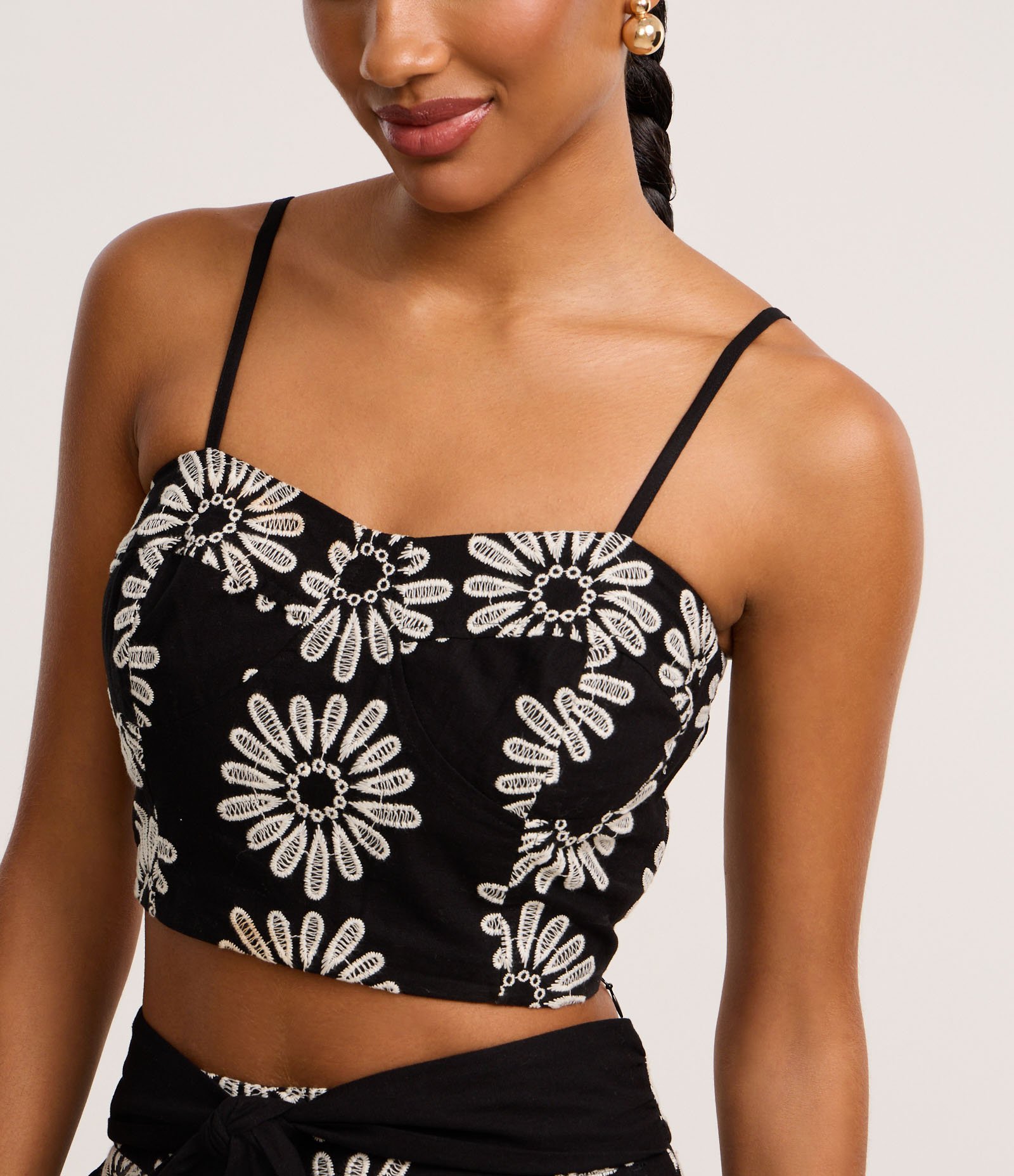 Blusa em Laise com Bordado Floral Preto 4