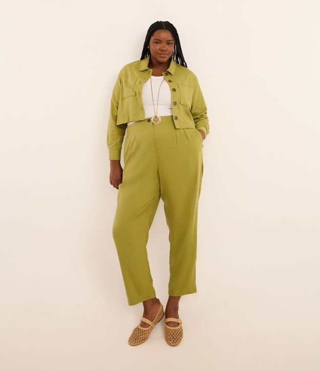 Calça Cenoura em Viscolinho com Pregas Curve & Plus Size