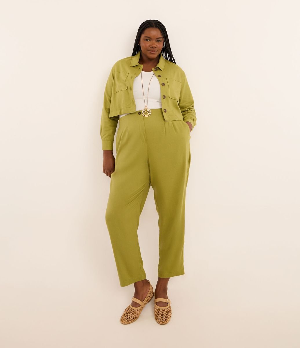 Calça Cenoura em Viscolinho com Pregas Curve & Plus Size Verde