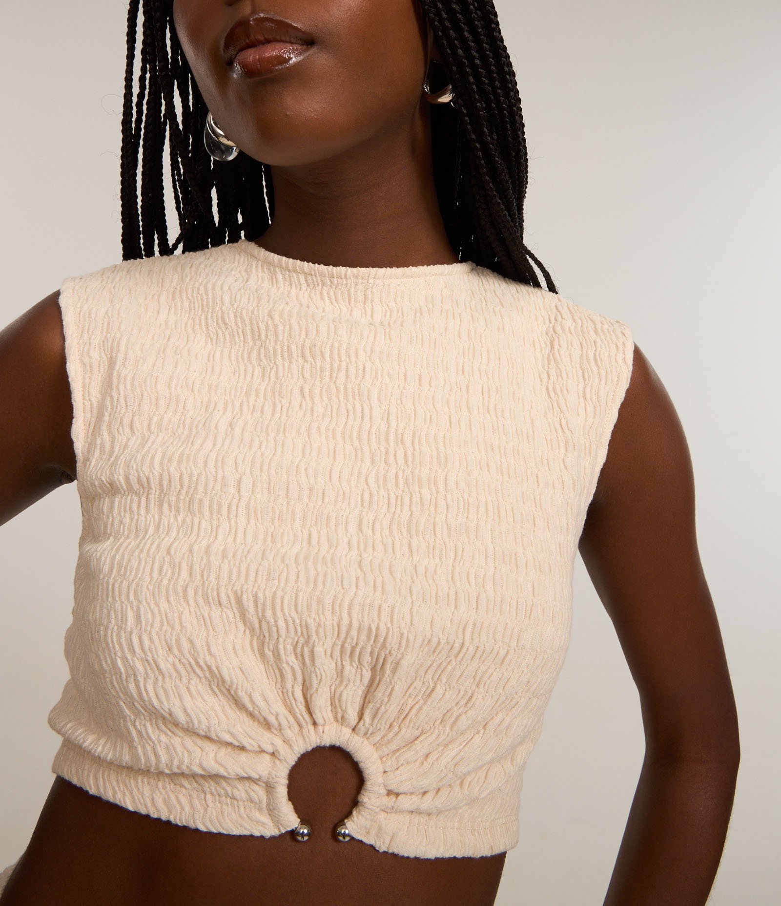 Blusa Texturizada sem Manga e com Aviamento na Barra Bege 3