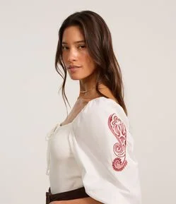 Blusa em Ribana com Amarração e Manga Bordada Paisley