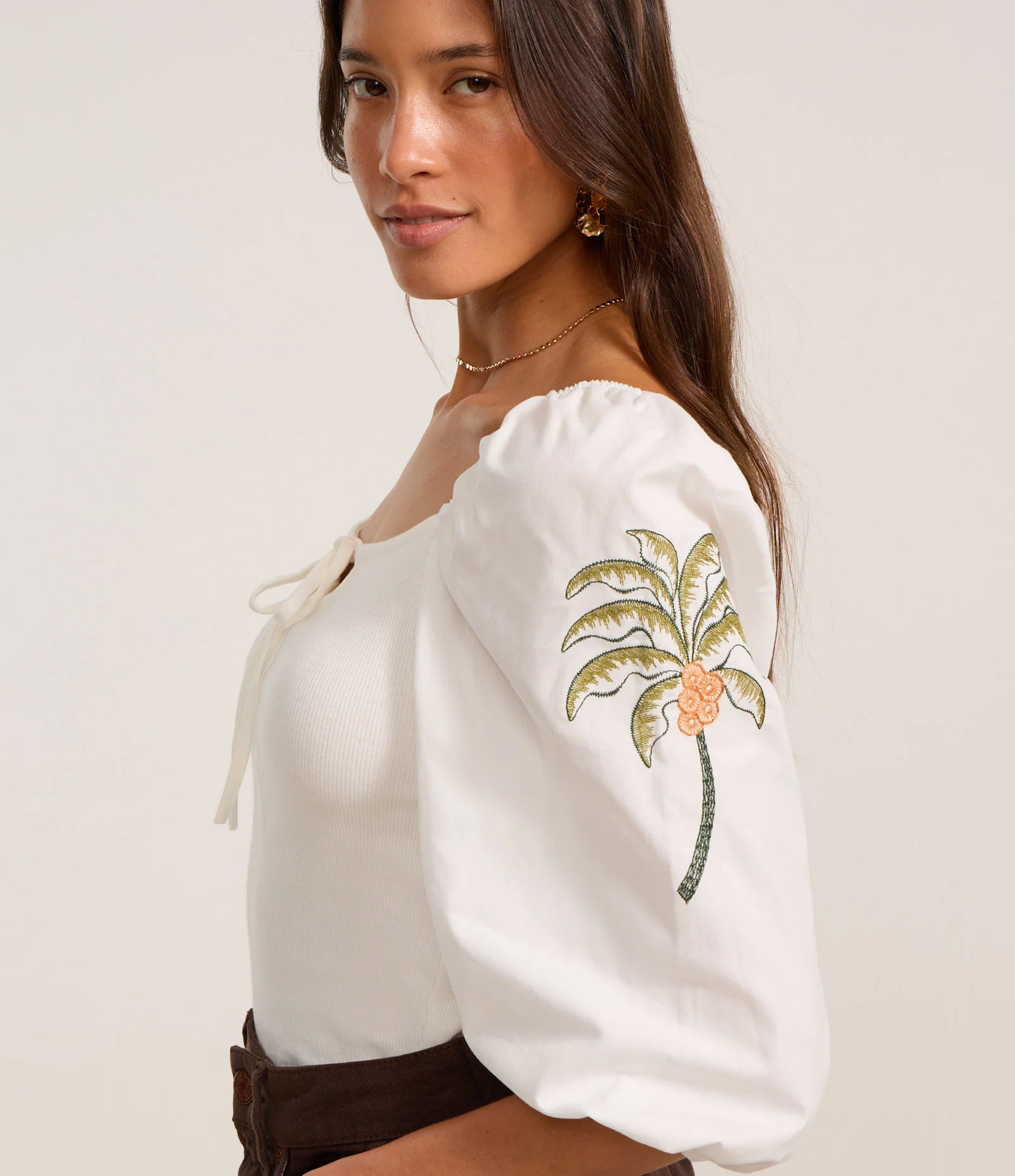 Blusa em Ribana com Amarração e Bordado Tropical nas Mangas Branco 3