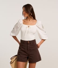 Blusa em Ribana com Amarração e Bordado Tropical nas Mangas