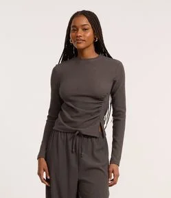Blusa Texturizada com Gola Altinha e Franzido Lateral