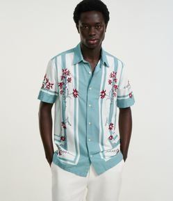 Camisa Regular em Voil com Estampa de Lenço e Bordado Floral