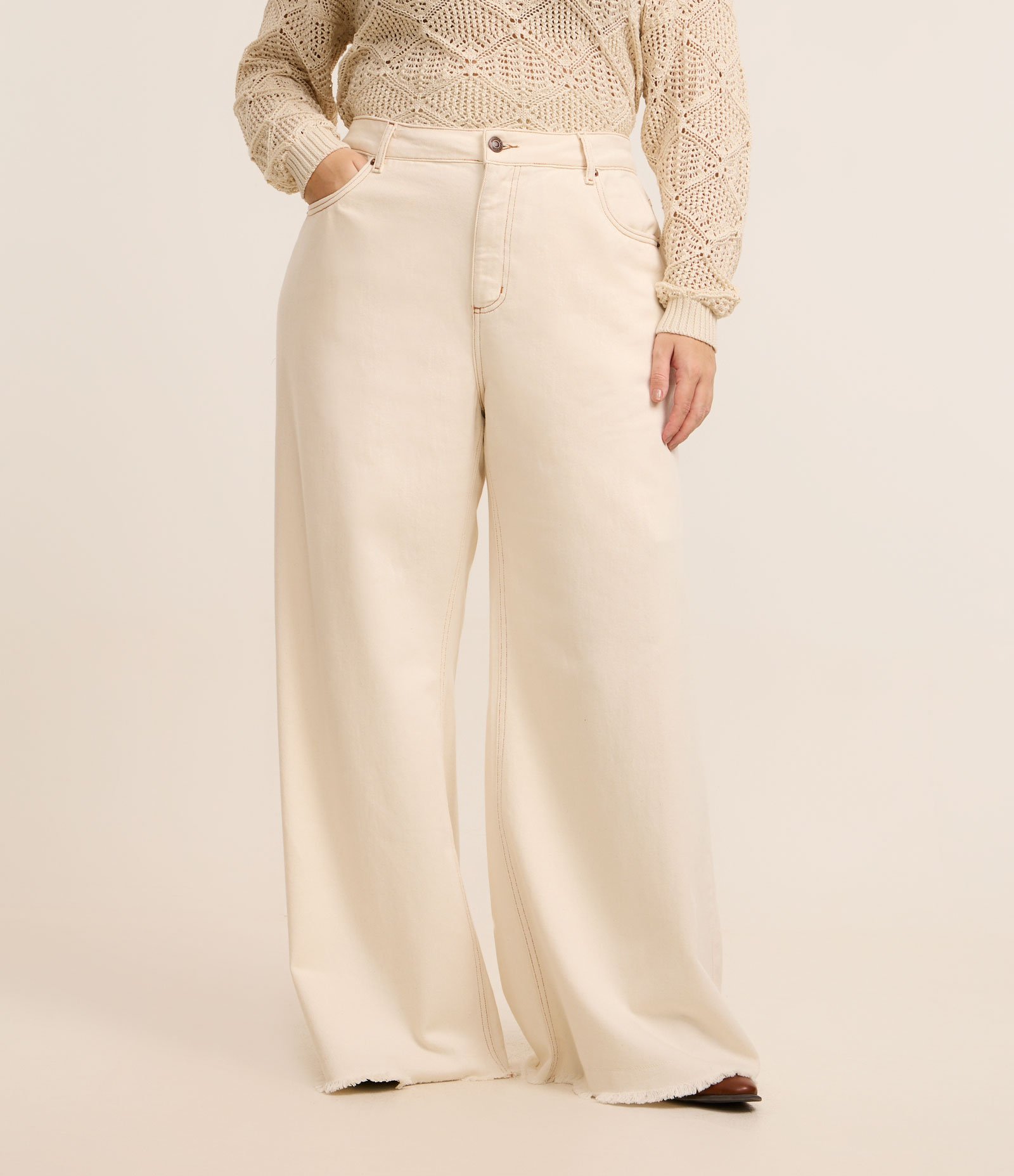 Calça Wide Leg em Sarja com Barra Desfiada Curve & Plus Size Bege 2