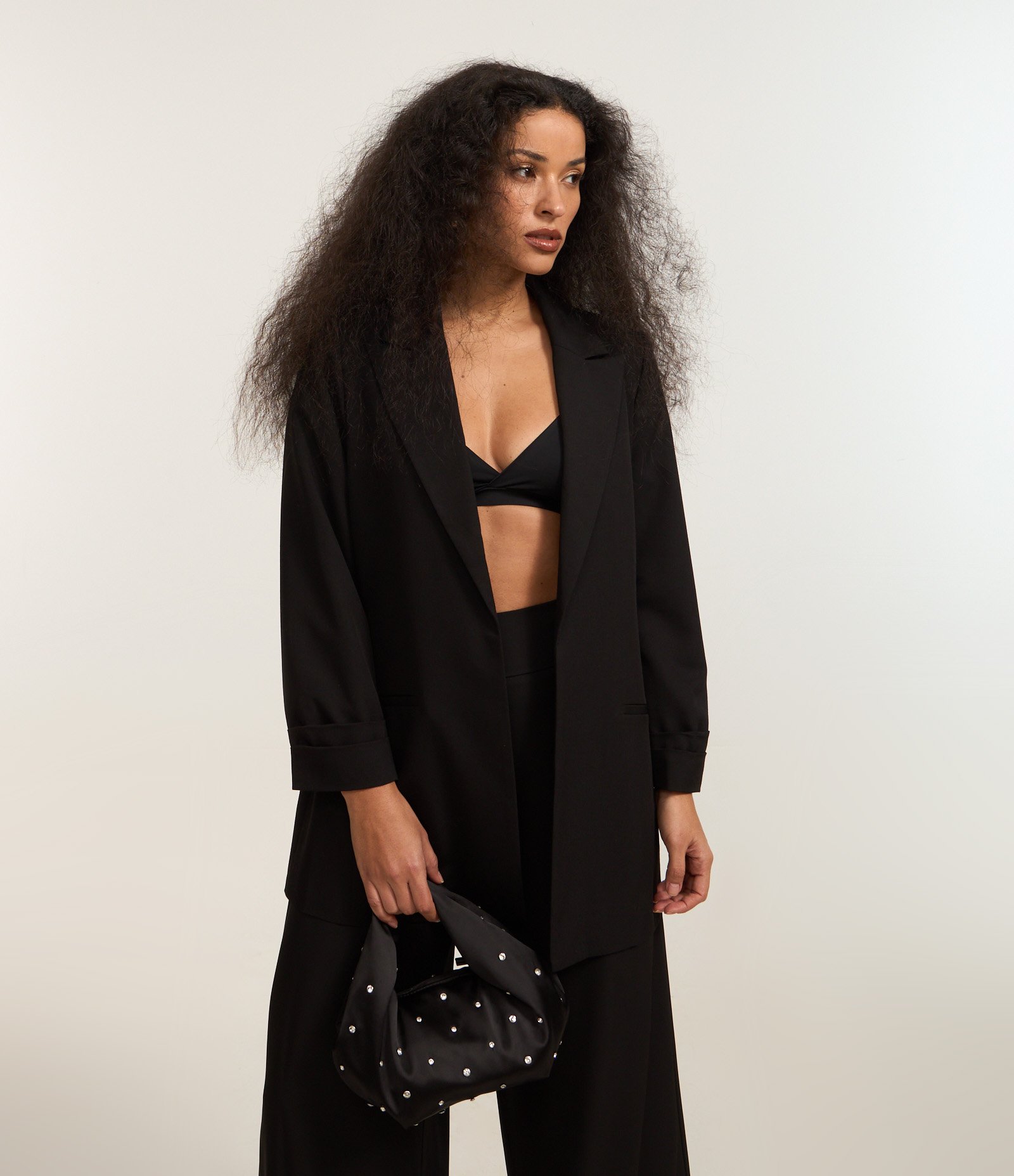 Blazer Alongado em Alfaiataria com Prega nas Mangas Preto 1