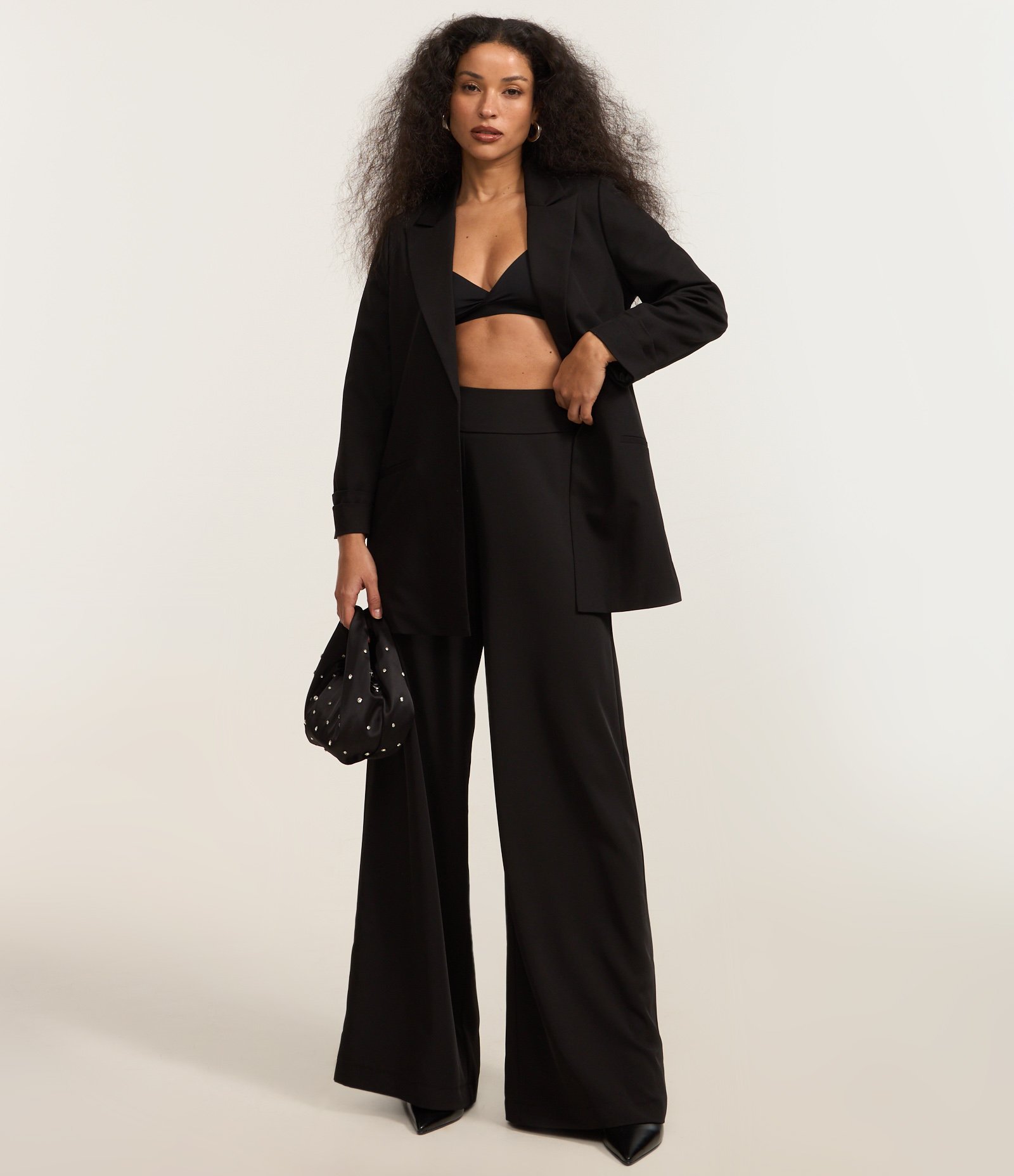 Blazer Alongado em Alfaiataria com Prega nas Mangas Preto 2