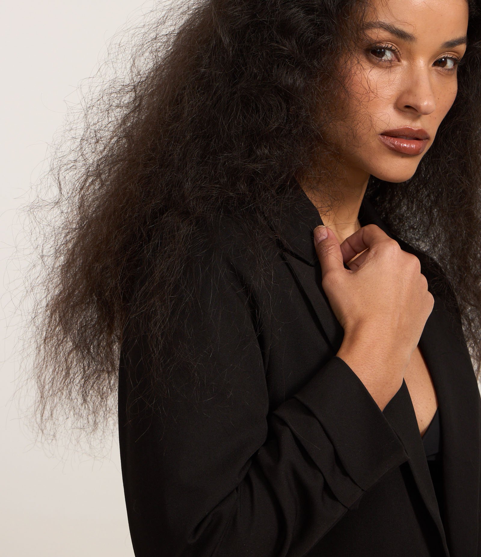 Blazer Alongado em Alfaiataria com Prega nas Mangas Preto 3