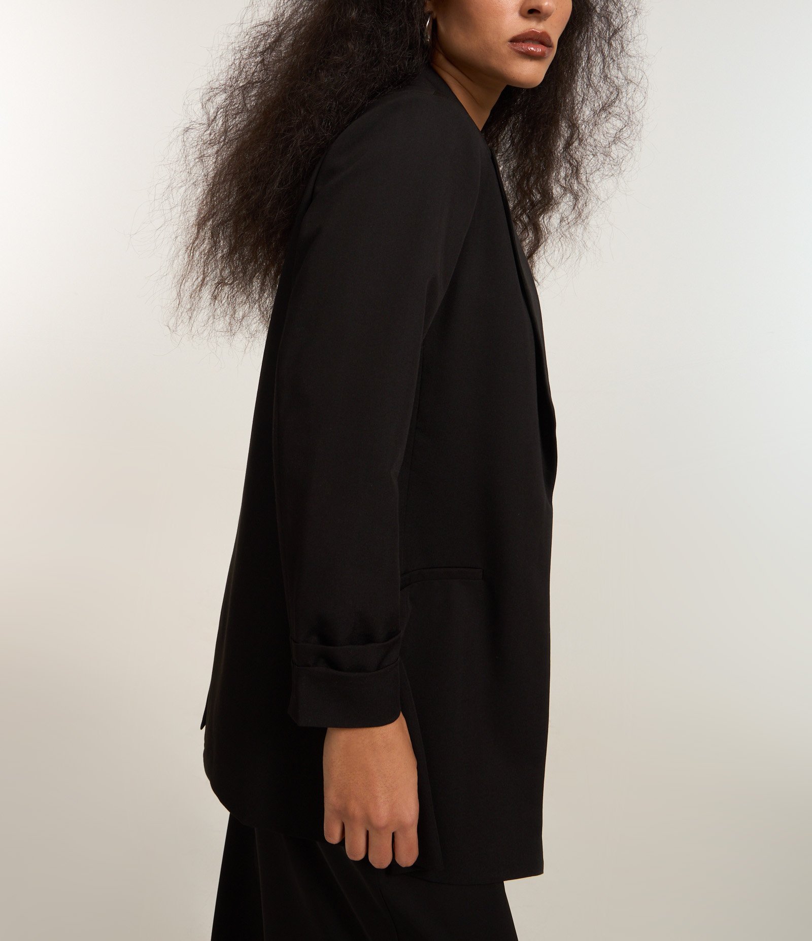 Blazer Alongado em Alfaiataria com Prega nas Mangas Preto 4