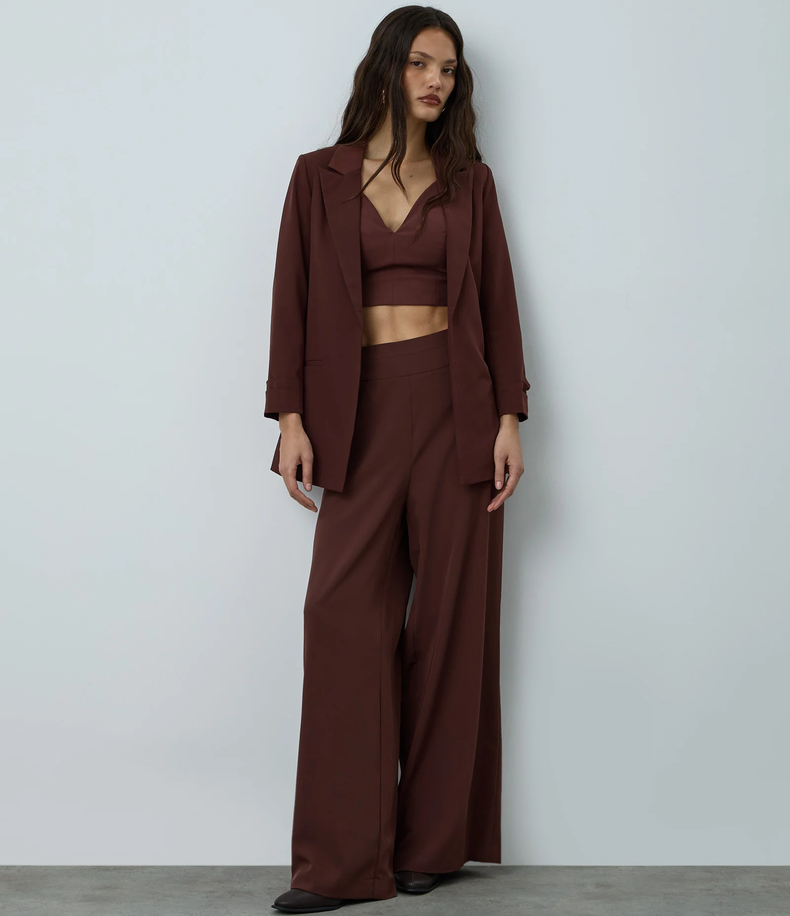 Blazer Alongado em Alfaiataria com Pregas no Punho Marrom Escuro 2