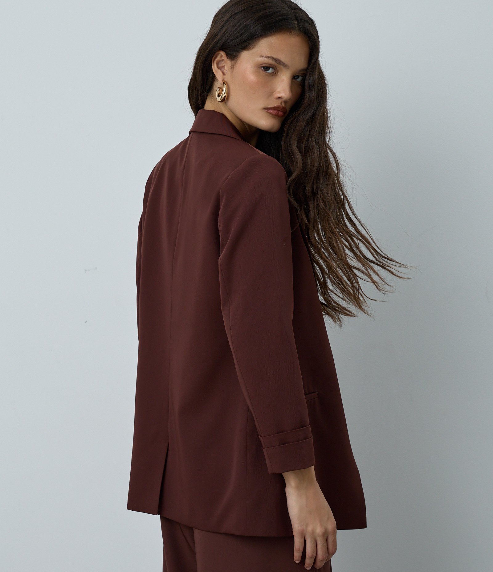 Blazer Alongado em Alfaiataria com Pregas no Punho Marrom Escuro 4
