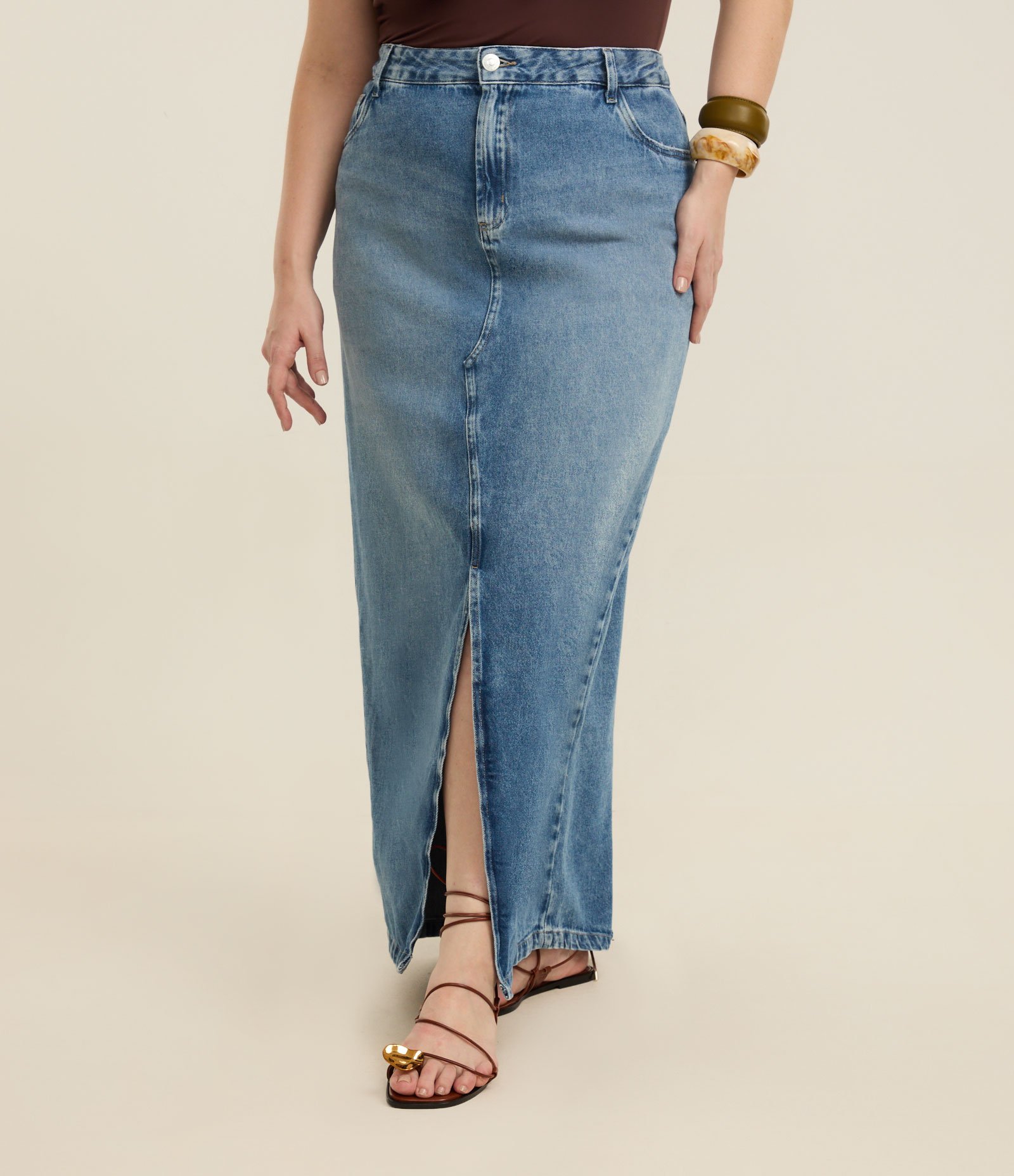 Saia Longa em Jeans com Fenda e Bolsos Curve & Plus Size Médio 2