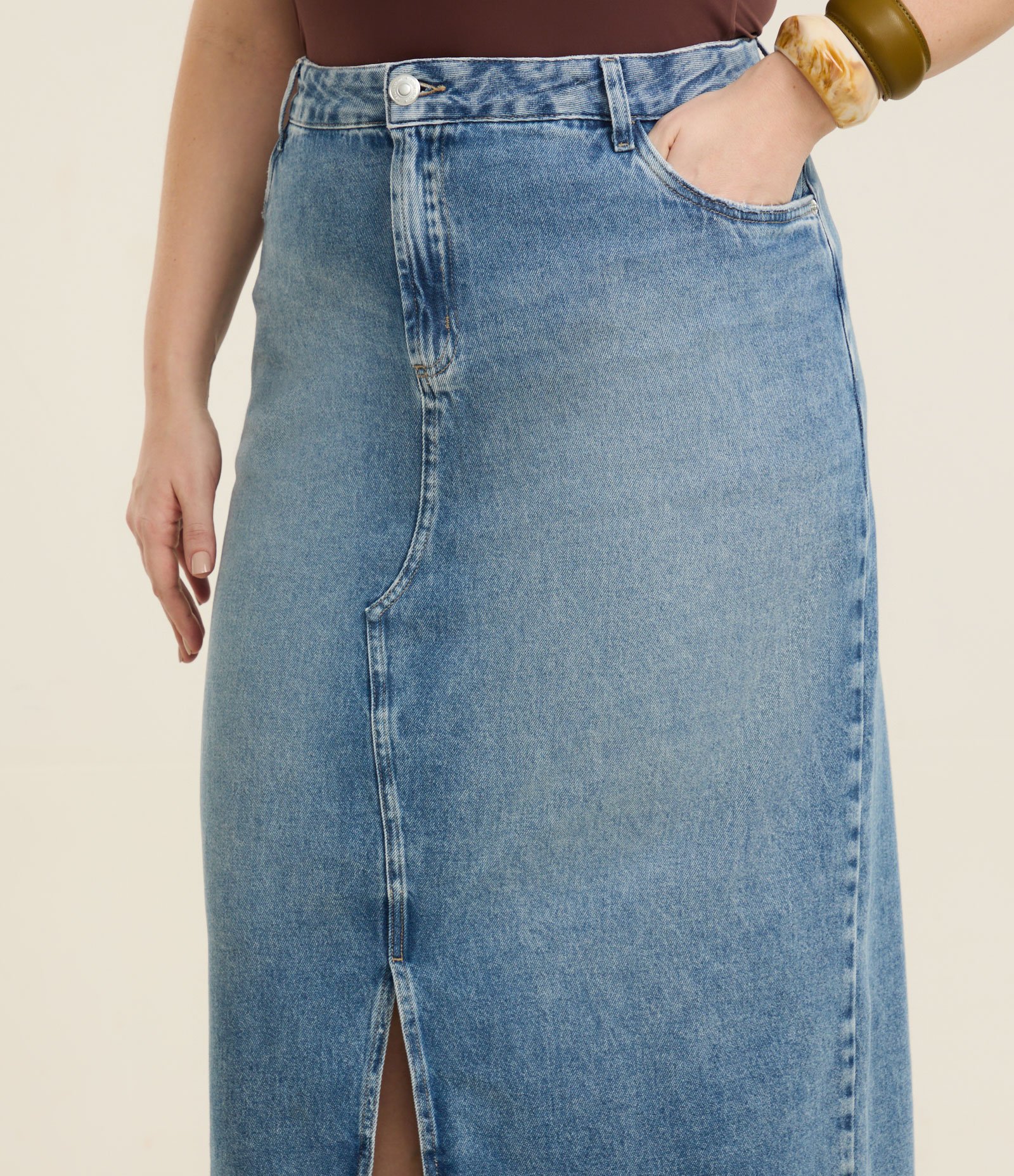 Saia Longa em Jeans com Fenda e Bolsos Curve & Plus Size Médio 3