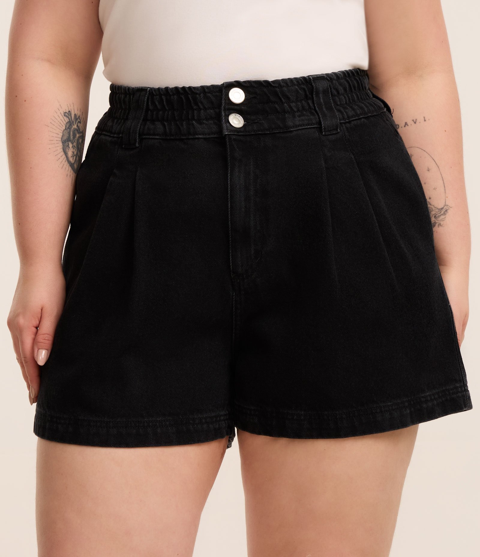 Short Clochard em Jeans com Abotoamento Duplo Curve & Plus Size Preto 2
