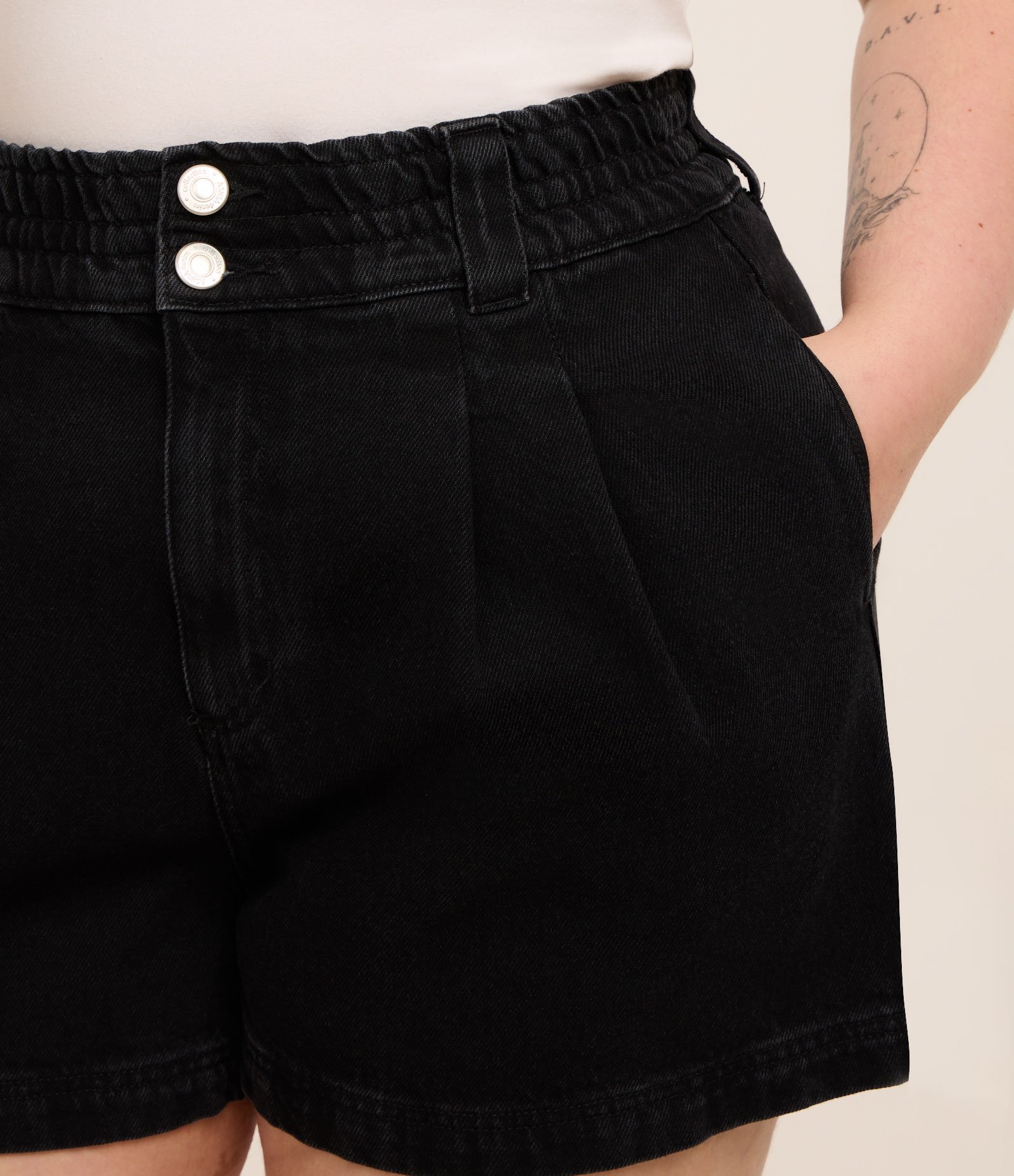 Short Clochard em Jeans com Abotoamento Duplo Curve & Plus Size Preto 3
