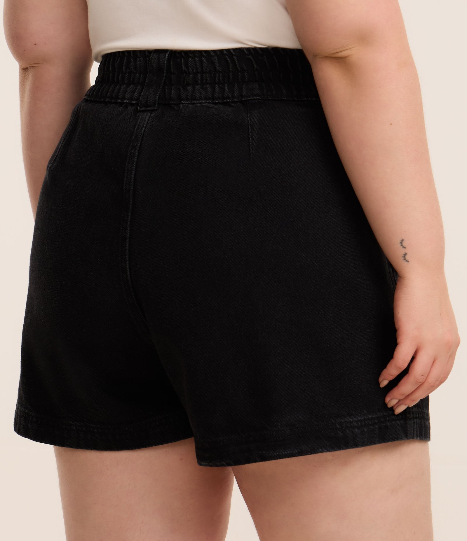 Short Clochard em Jeans com Abotoamento Duplo Curve & Plus Size Preto 4