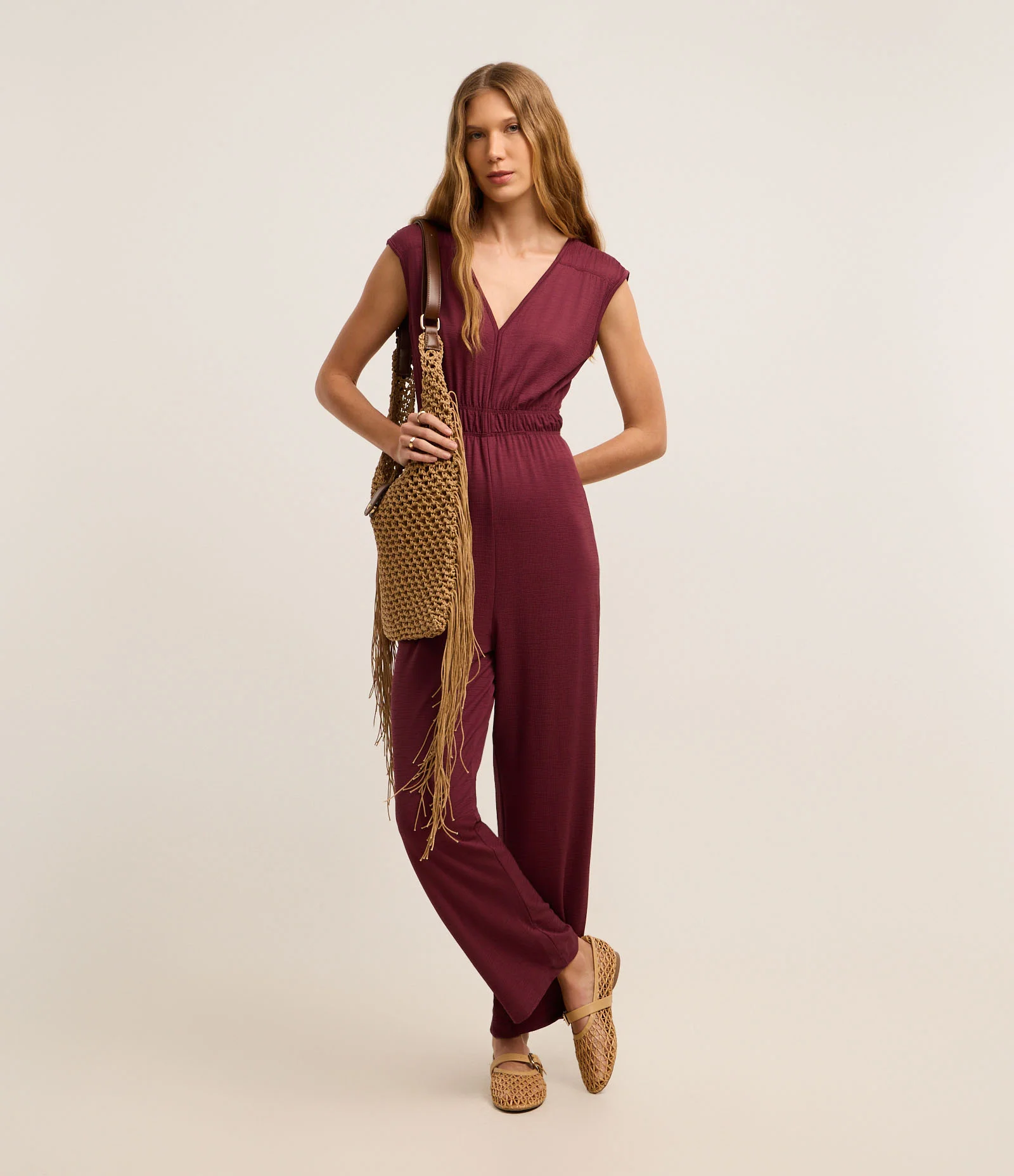 Macacão Flare em Viscose com Decote V e Elástico na Cintura Vinho 1