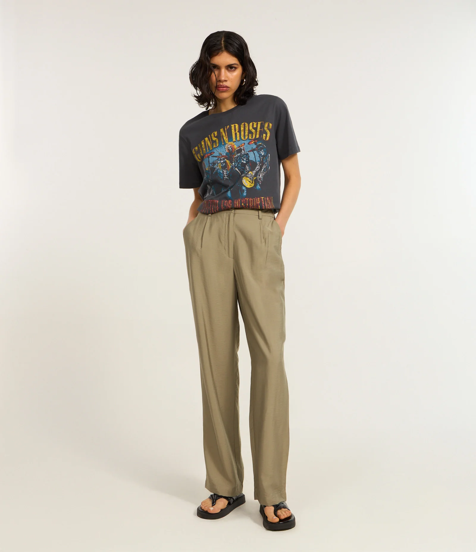 Calça Reta em Alfaiataria com Bolso Bege 1