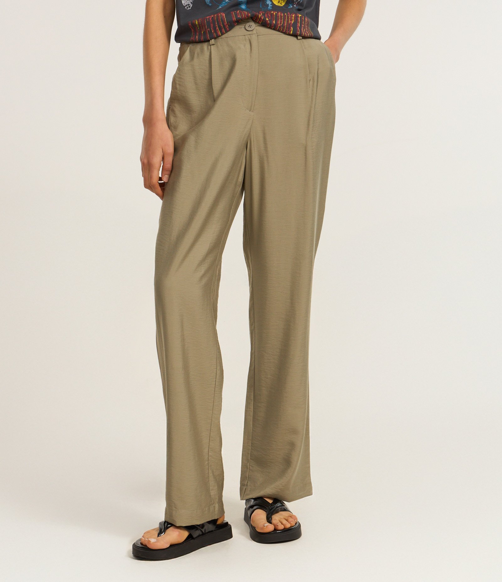 Calça Reta em Alfaiataria com Bolso Bege 3