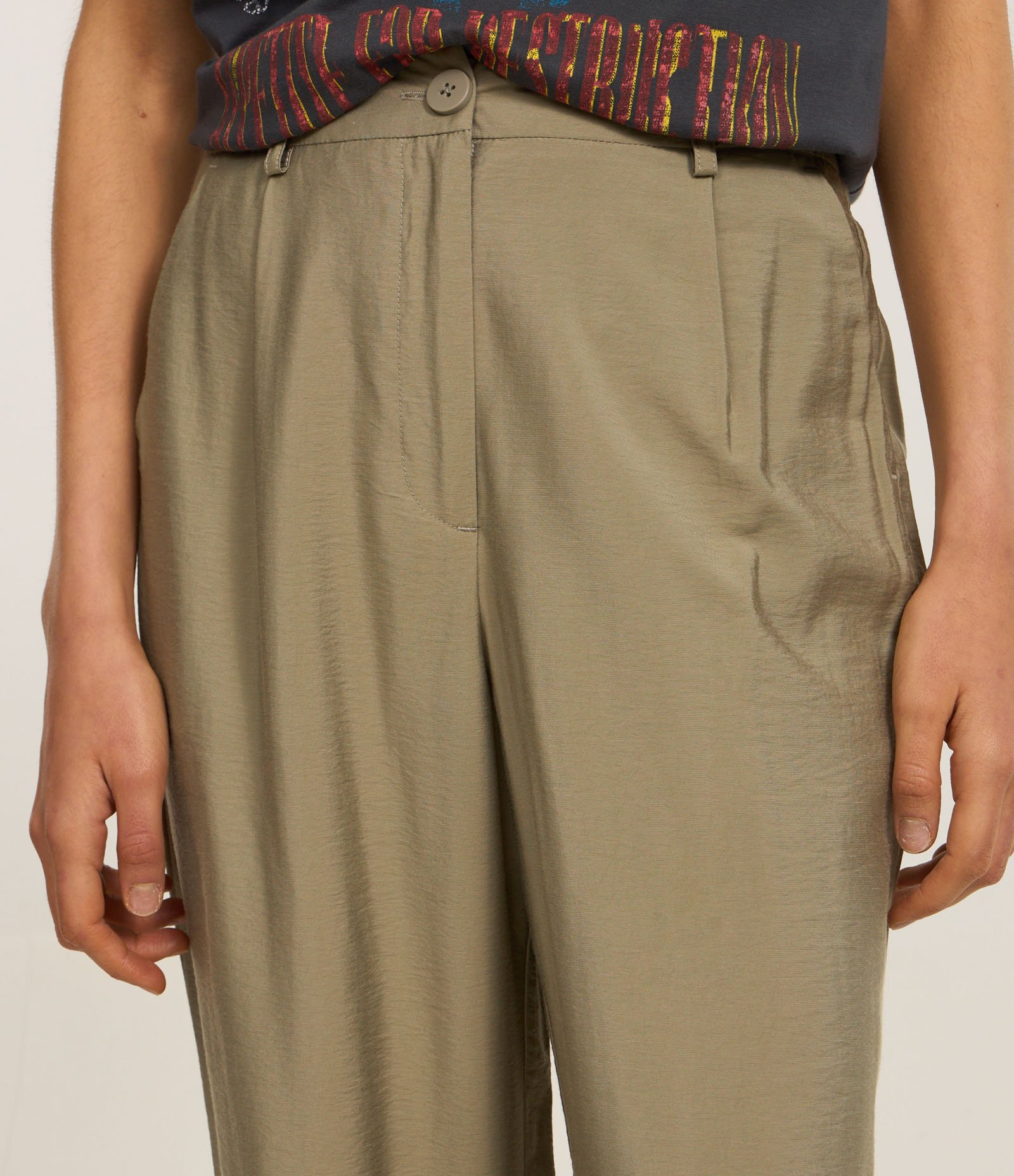 Calça Reta em Alfaiataria com Bolso Bege 4