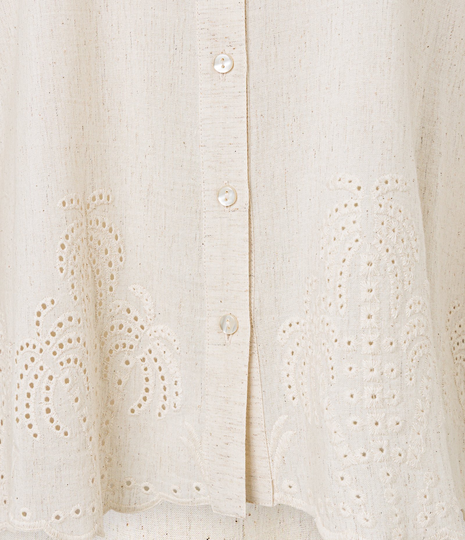 Camisa em Viscolinho com Laise na Barra Bege 8