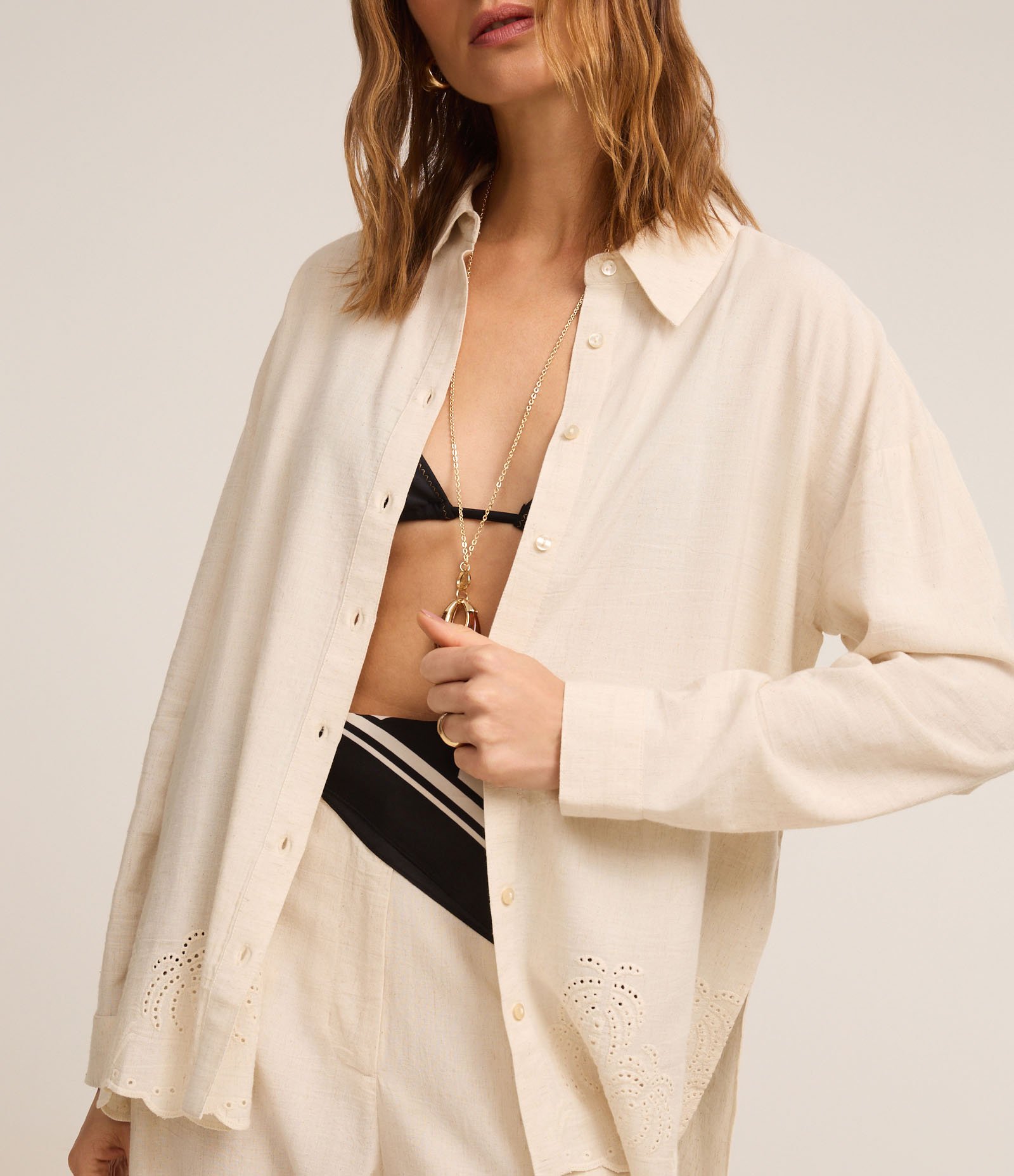 Camisa em Viscolinho com Laise na Barra Bege 4