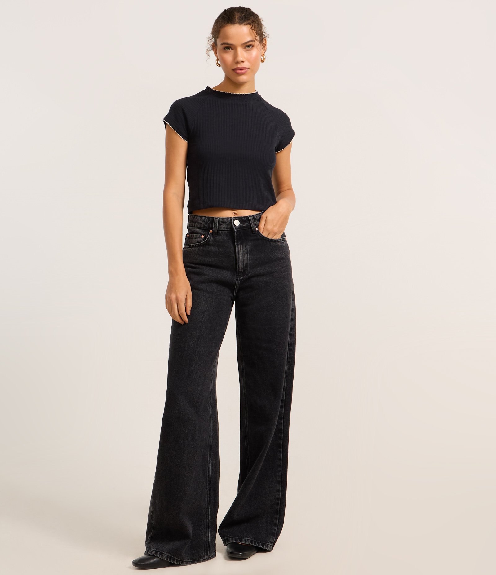 Blusa em Ribana com Friso Contrastante na Gola Preto 2